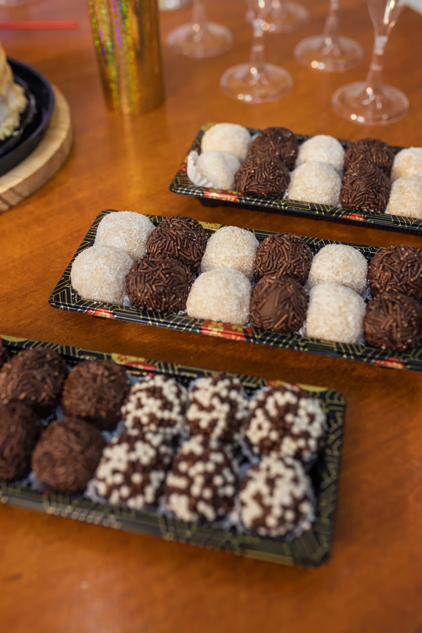 Brigadeiros e beijinhos em bandeja (imagem de referência)