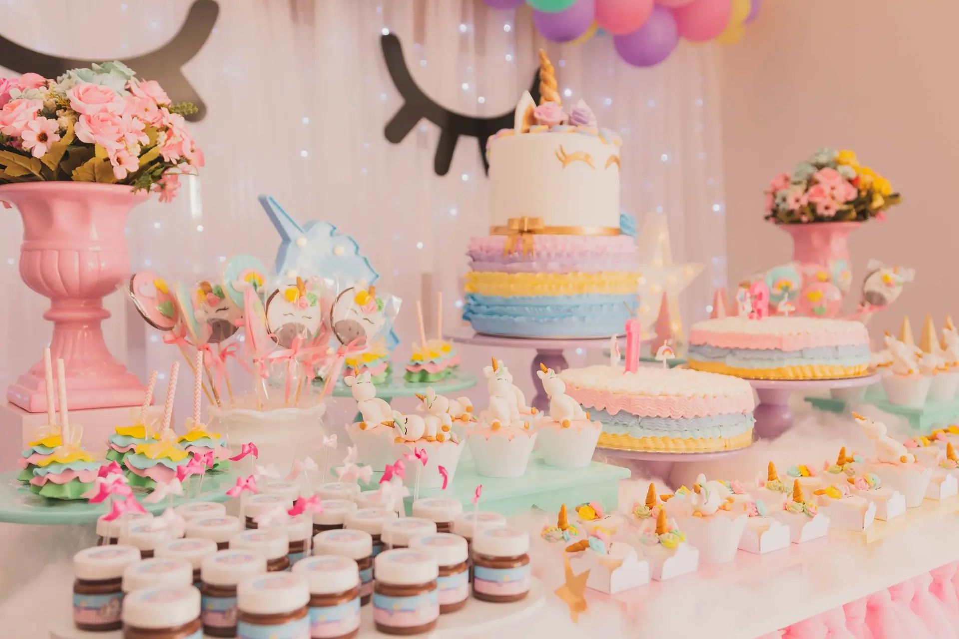 Mesa de doces colorida em festa infantil (imagem de referência)