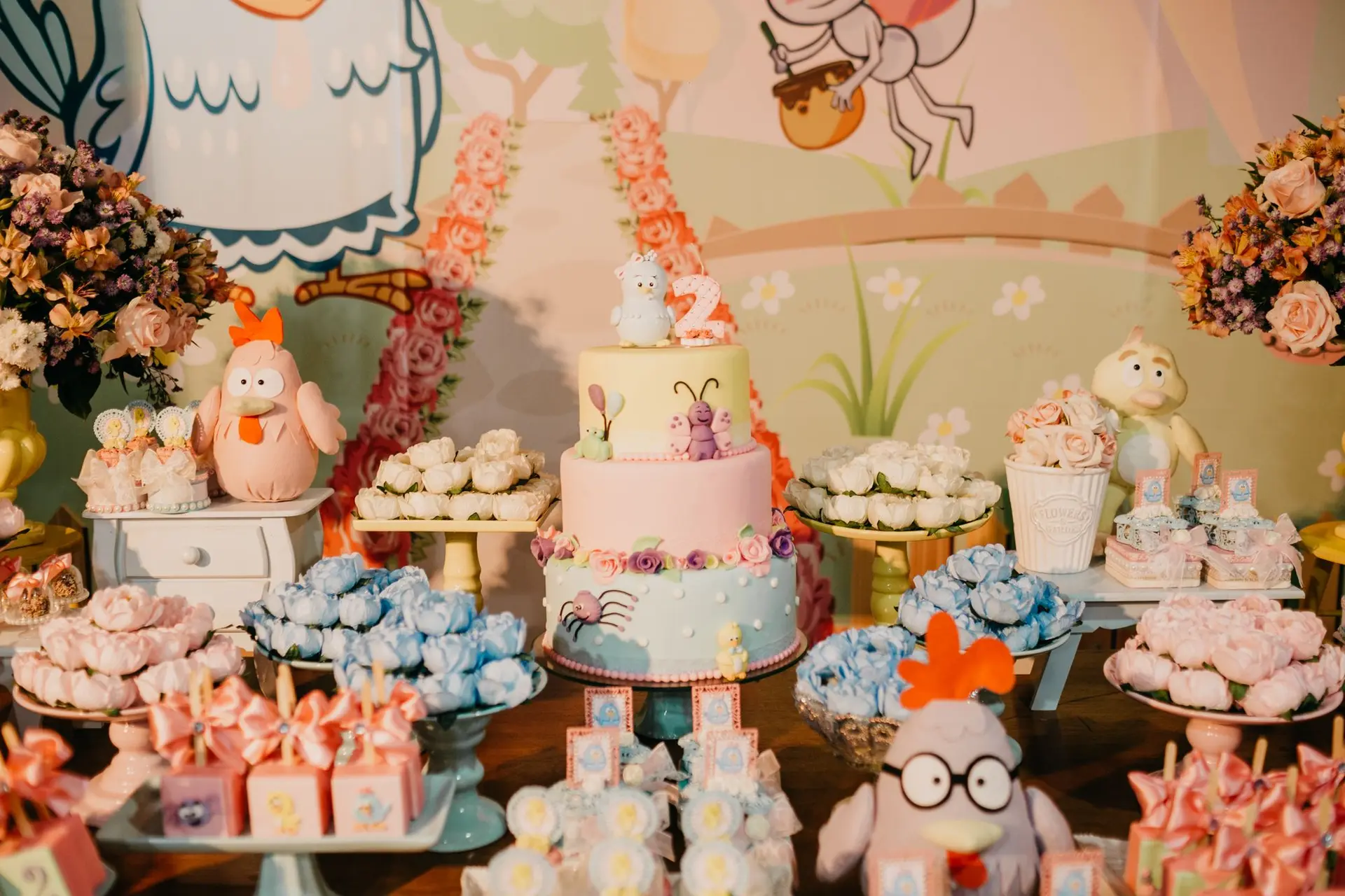 Mesa temática com bolo, cupcakes e lembrancinhas (imagem de referência)