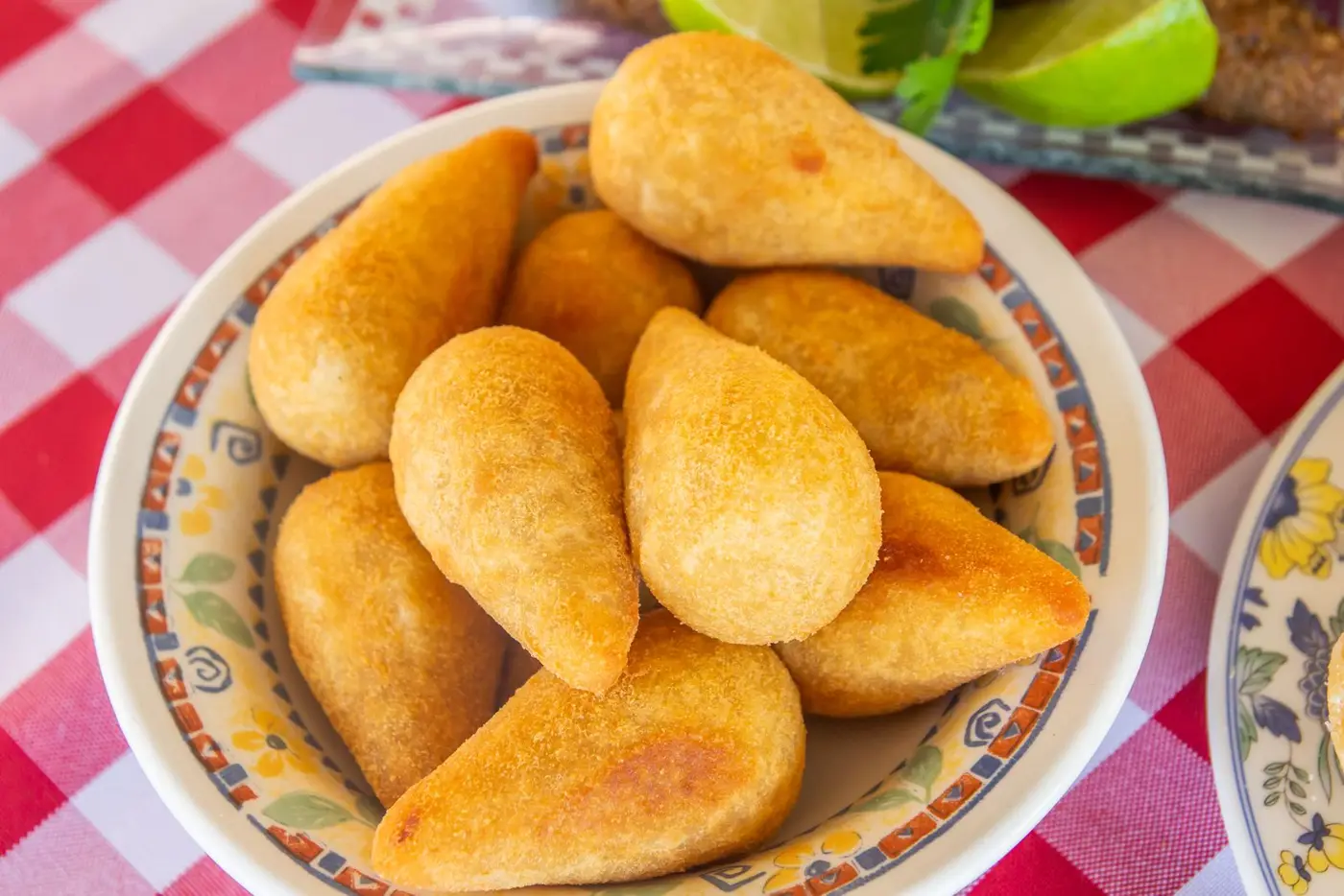 Prato de coxinhas fritas (imagem de referência)