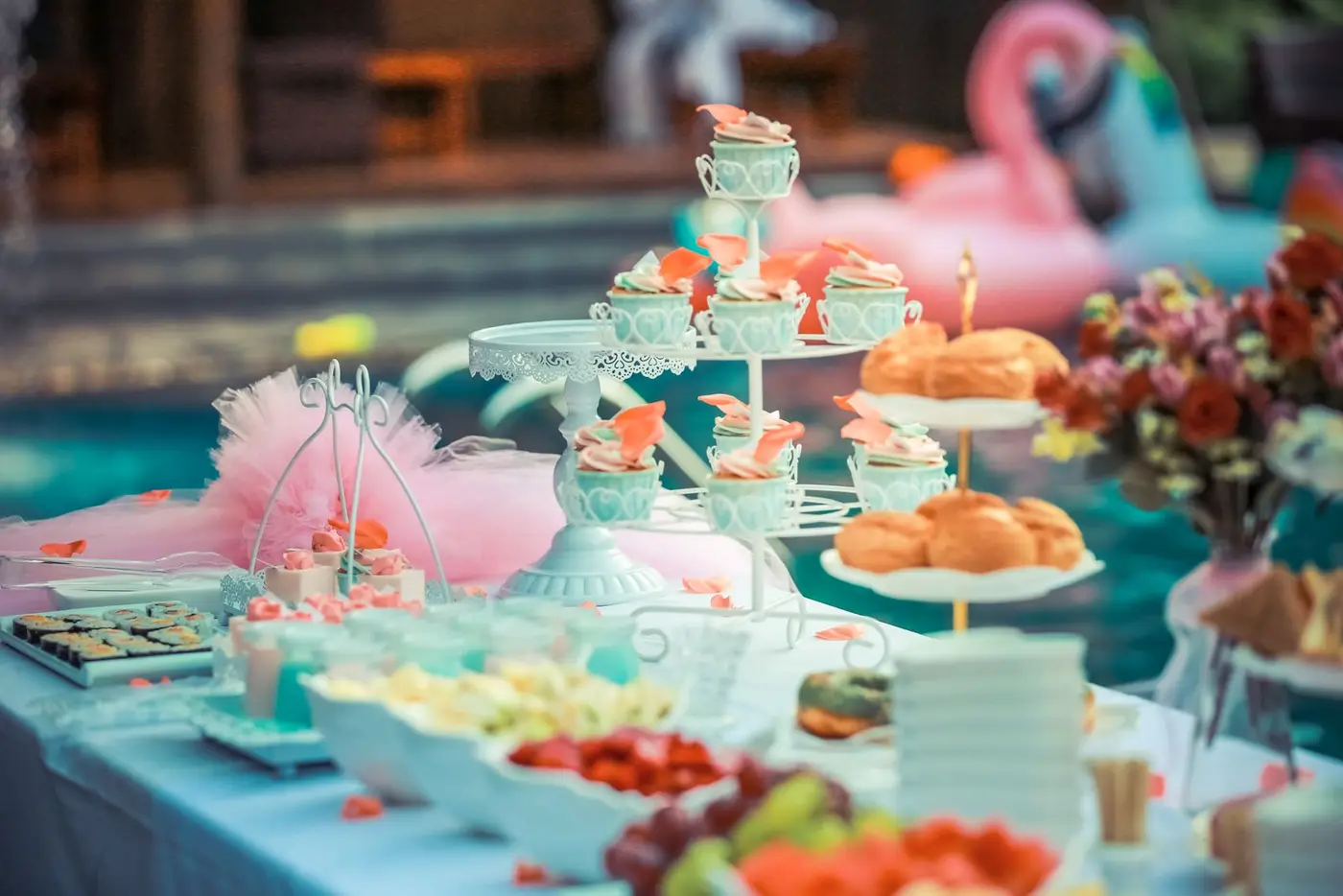 Cupcakes em suporte de festa (imagem de referência)