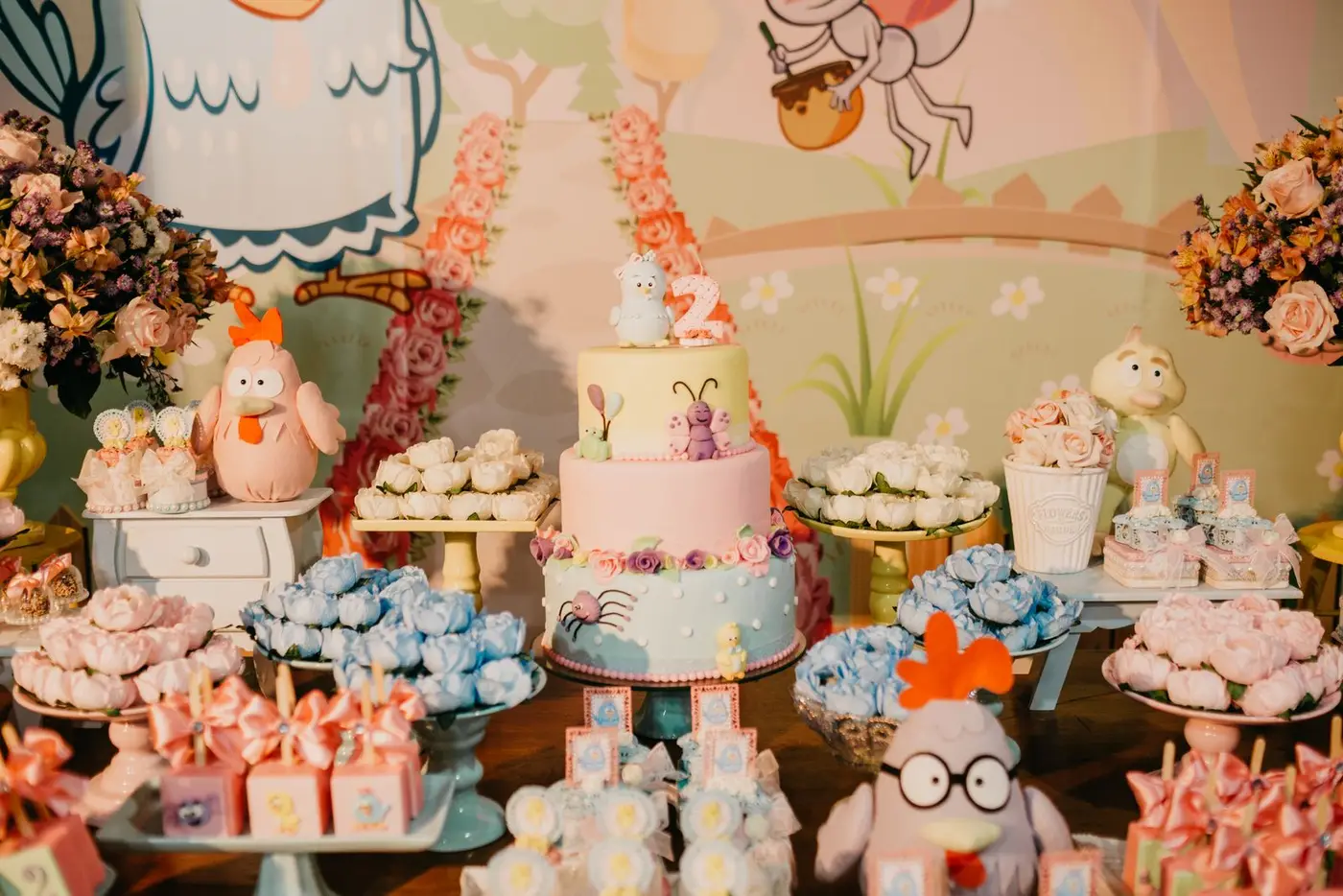 Mesa temática com bolo, cupcakes e lembrancinhas (imagem de referência)
