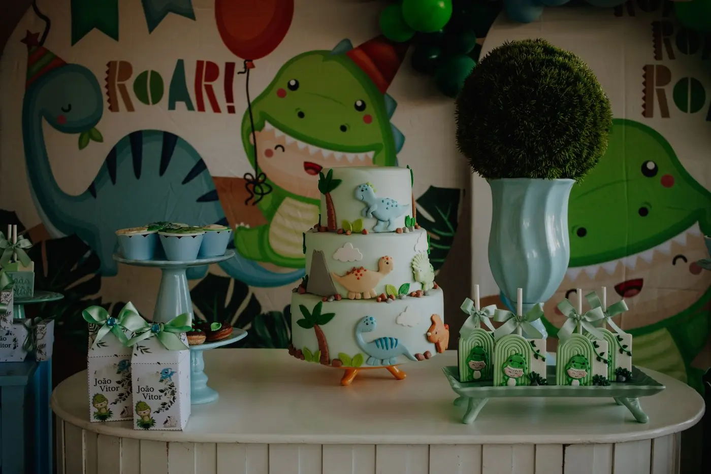Bolo e mesa com tema dinossauro (imagem de referência)