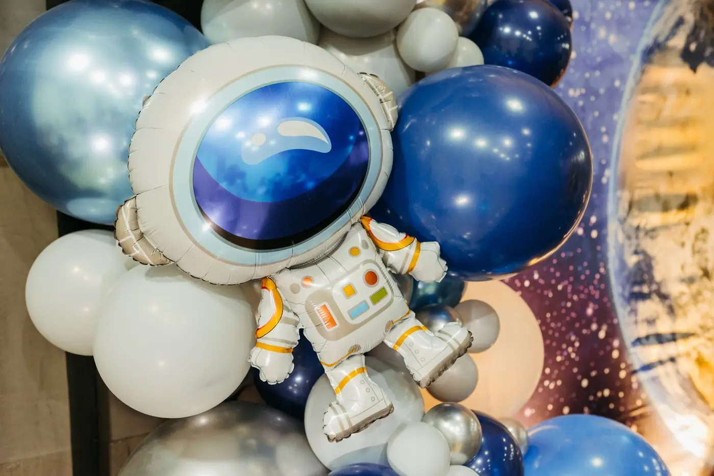 Astronauta em arranjo de balões (imagem de referência)
