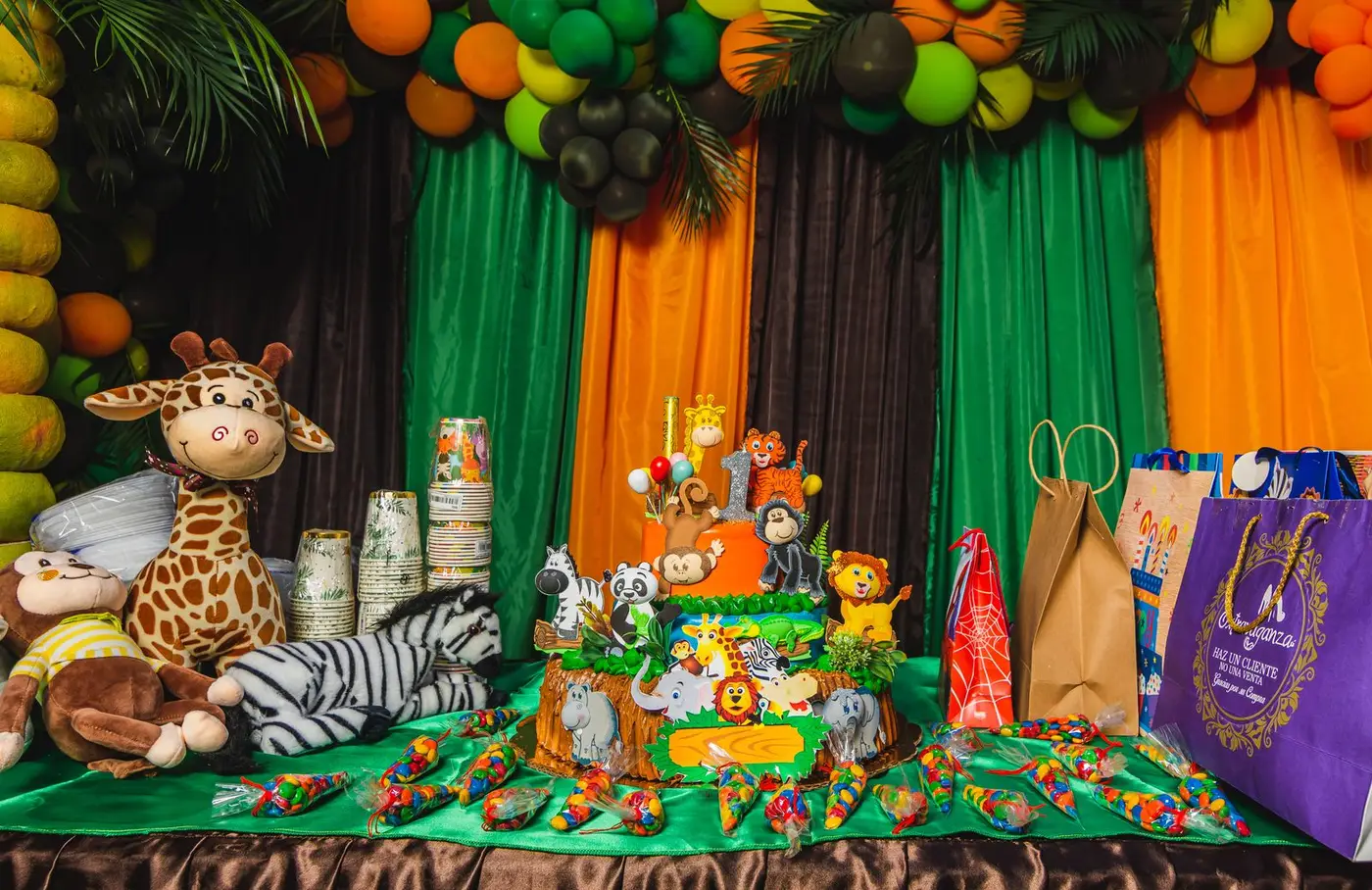Mesa de festa com tema safari (imagem de referência)